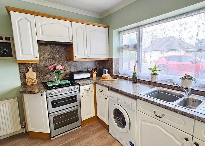 Peaceful Garden House, Dog Friendly *