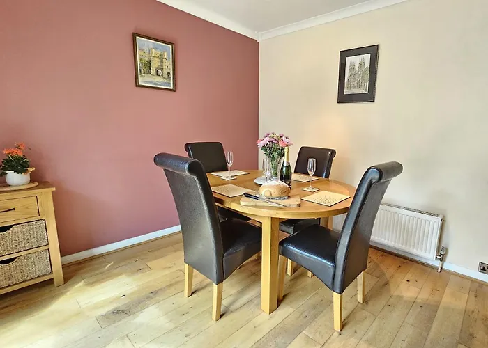 Beckside - Peaceful Garden House, Dog Friendly York